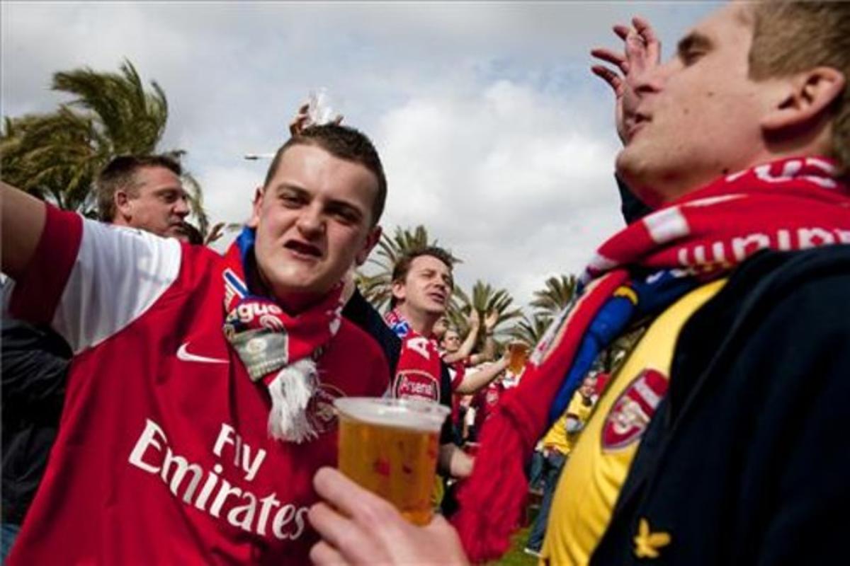 Dels prop de 5.000 aficionats de l’Arsenal, que assisteixen aquesta nit al partit de la Lliga de Campions, una gran part han passat el dia a Barcelona.