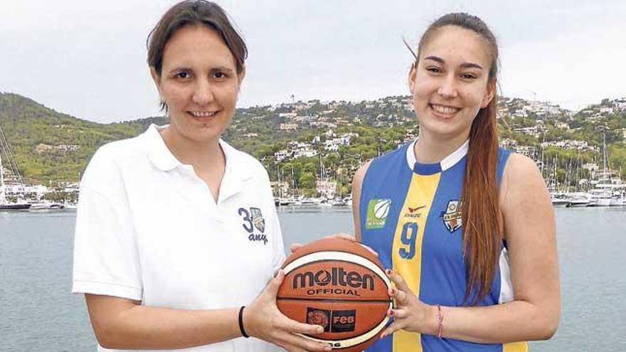 Brigida Gual posa con la entrenadora Trini Bou.