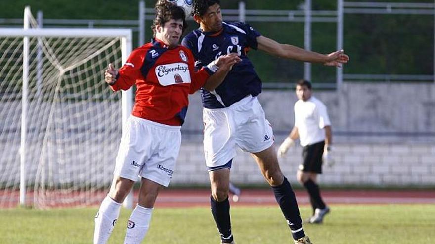 El defensa del GCE Villaralbo, Dino, que jugó ayer de titular ante el Almazán, salta en un duelo anterior.