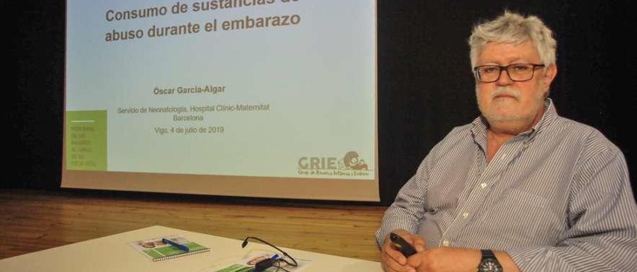 Óscar García-Algar antes de desarrollar su ponencia en el auditorio catoirense. // I. Abella