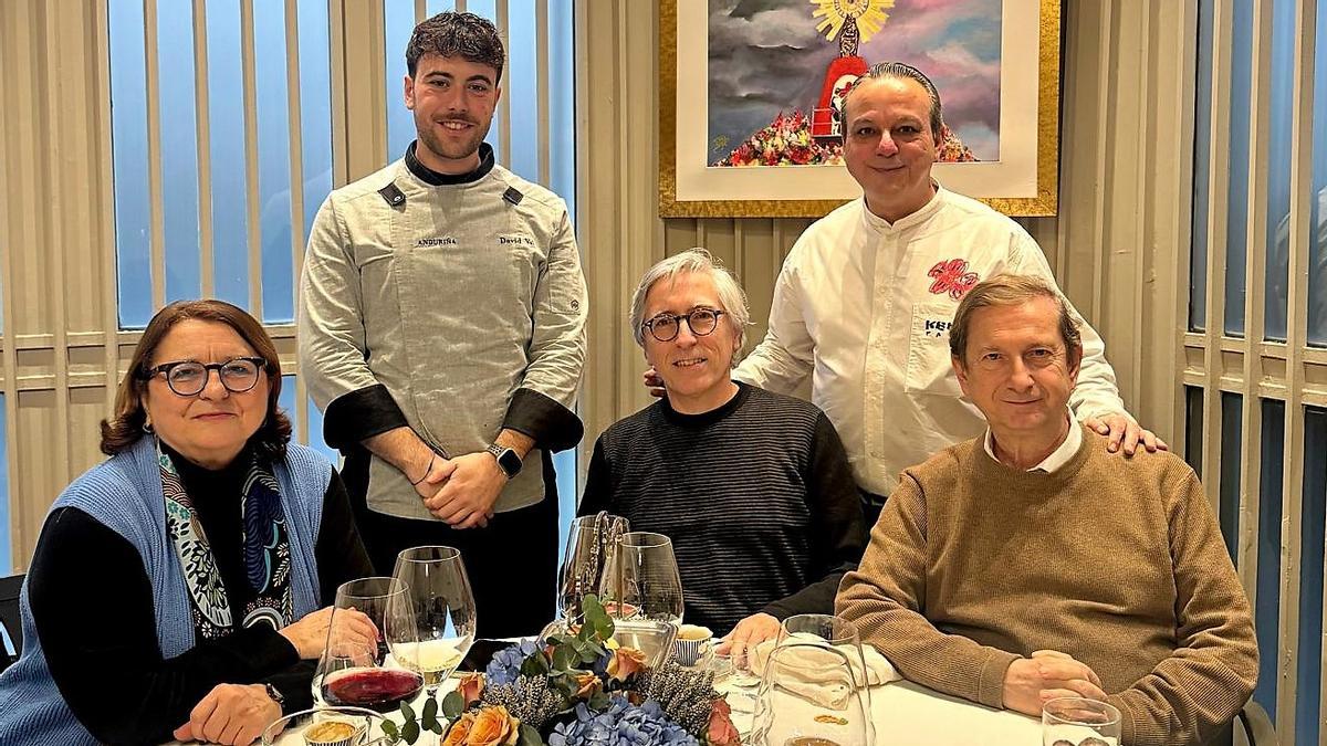 David Val y Pepe Romeo, con el cineasta y escritor David Trueba (en la mesa, de negro).