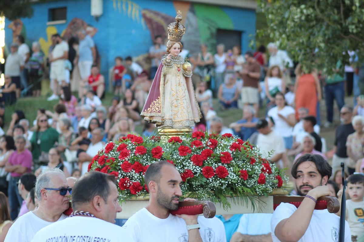 FOTOGALERÍA | La Virgen del Carmen surca el río Guadiana en Badajoz: "Ellas son las que reman y las que de verdad la guían"