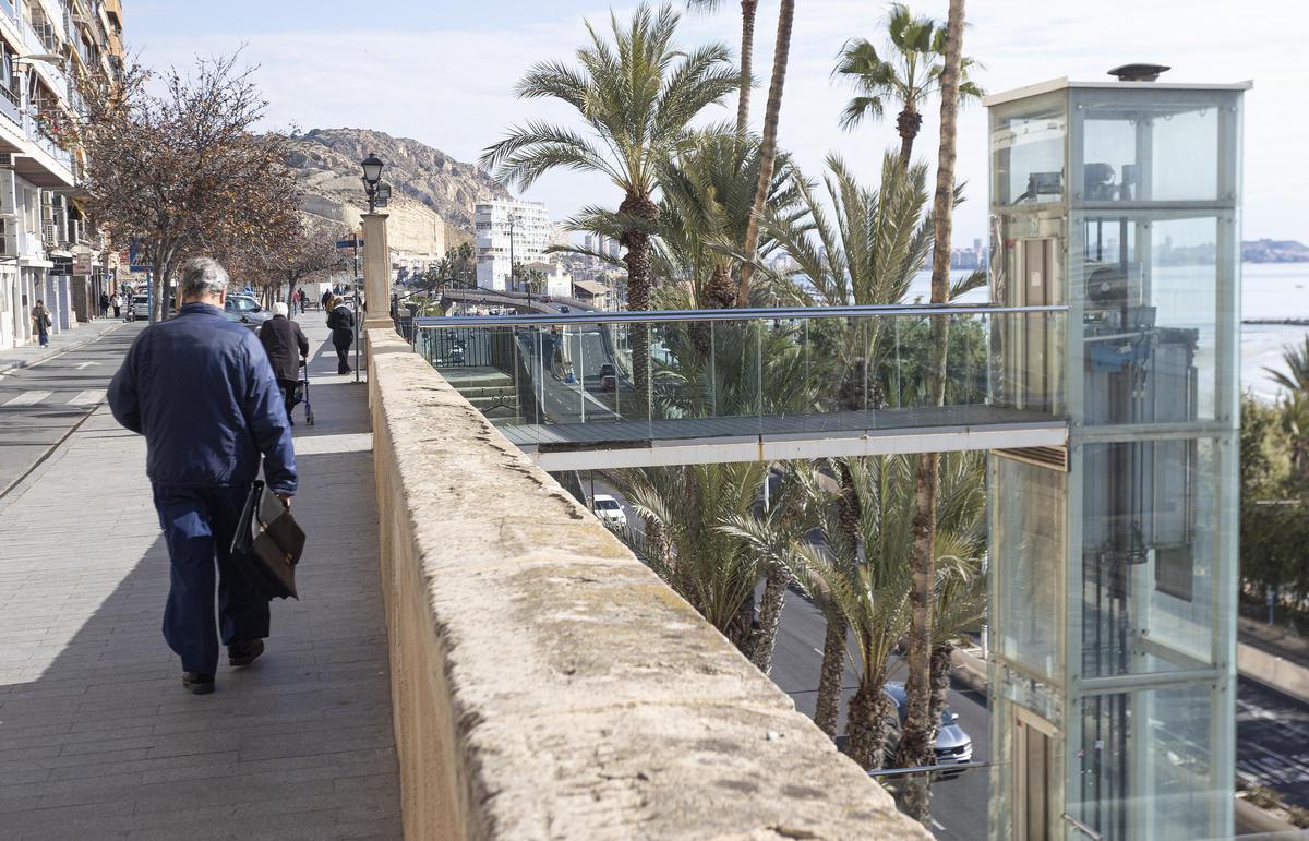 Un hombre pasea por la calle principal del Raval Roig.
