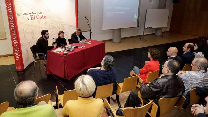 Carmen Moriyón, entre Rubén Hidalgo y Álvaro Muñiz, en un acto de Foro con la militancia en El Coto.