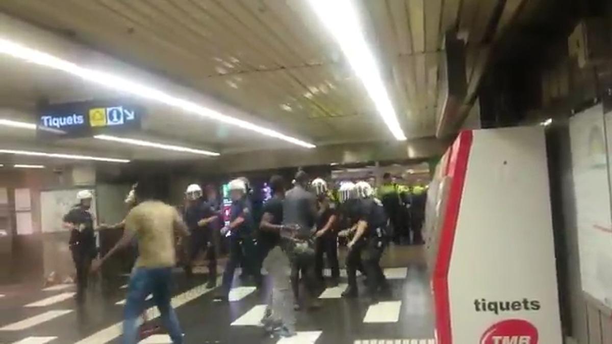 Enfrontament entre la policia i manters en una estació del metro
