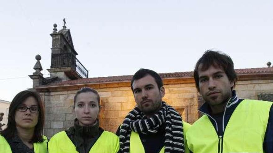 Uno de los grupos de voluntarios, ayer en Candeán.  // Ricardo Grobas