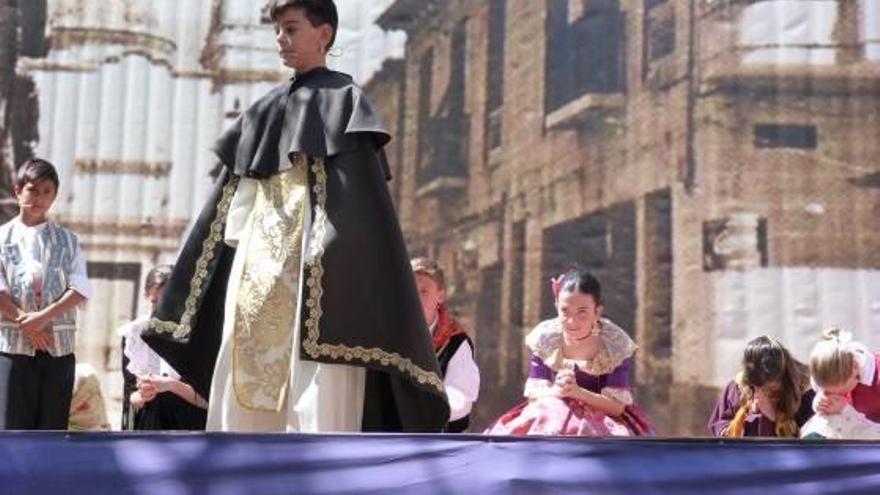 La plaza de España acogió por la noche el Baile del Farol.