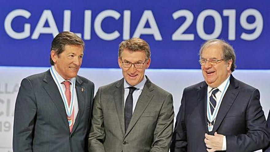 Javier Fernández, Juan Vicente Herrera y Núñez Feijóo tras la entrega de las Medallas de Galicia.