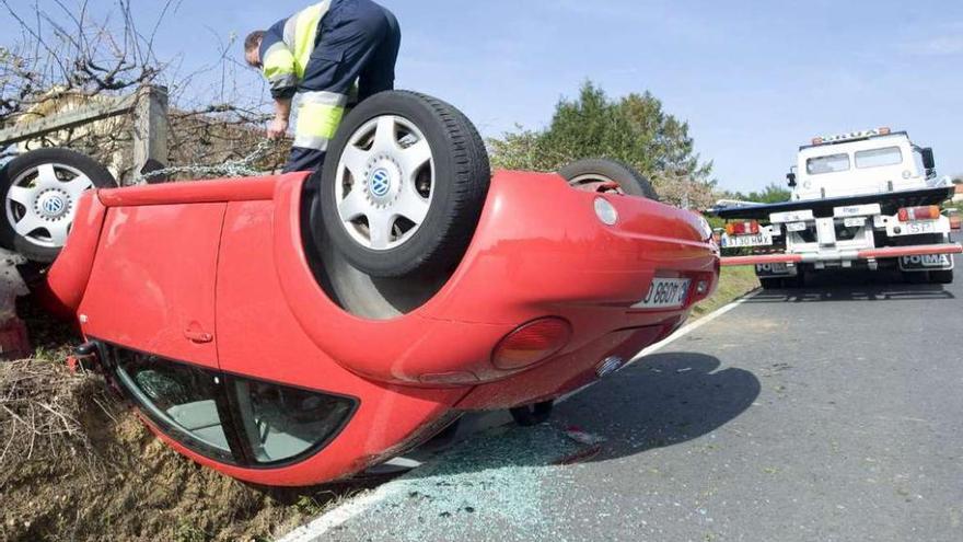 Accidente de tráfico en la localidad de Lorbé, en el municipio coruñés de Oleiros. 13fotos