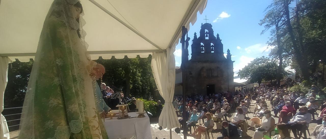 Asistentes a la misa, en El Carbayu. | M. Á. G.