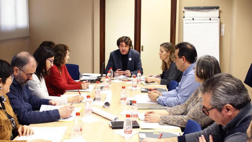 Reunión de la JQCV en una imagen de archivo con el director de Política Lingüística, Ruben Trenzano, al frente.