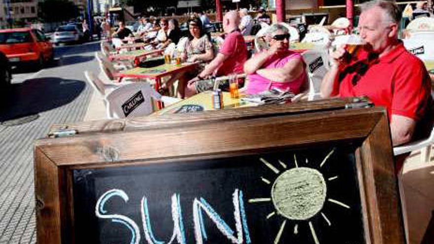 Turistas ingleses en una terraza de Benidorm, ayer.