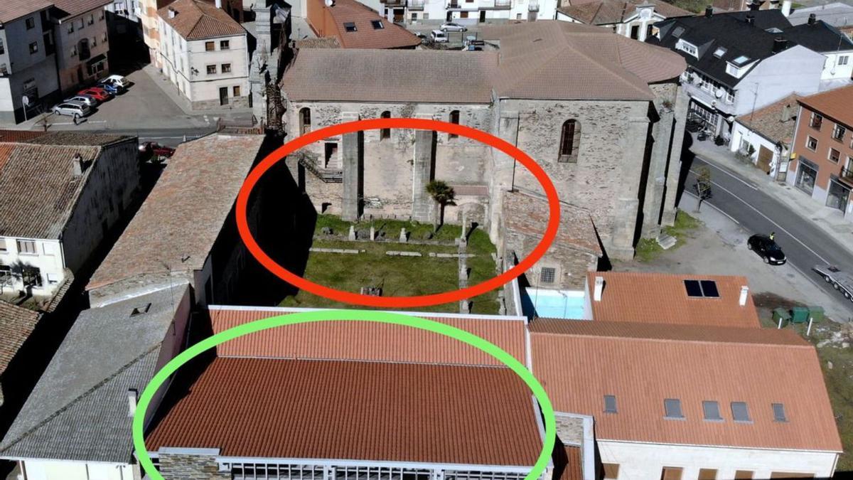 En rojo, claustro intterior del convento de San Francisco y en verde el auditorio municipal de Alcañices.