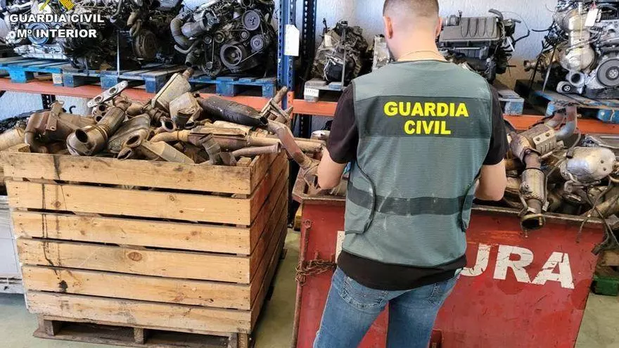 Cinco detenidos en Ibi y Madrid pertenecientes a una banda acusada de robar 150 catalizadores de vehículos