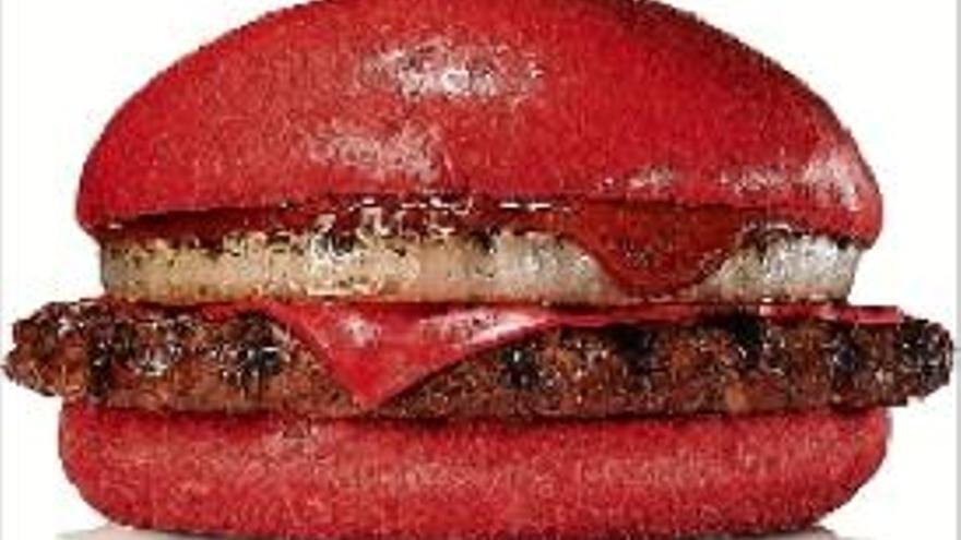 Una cadena de menjar ràpid llança al Japó una hamburguesa  de color vermell
