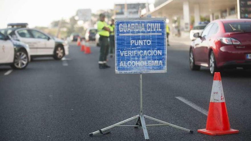 Un cartel de aviso de control de alcoholemia en Alfonso Molina.