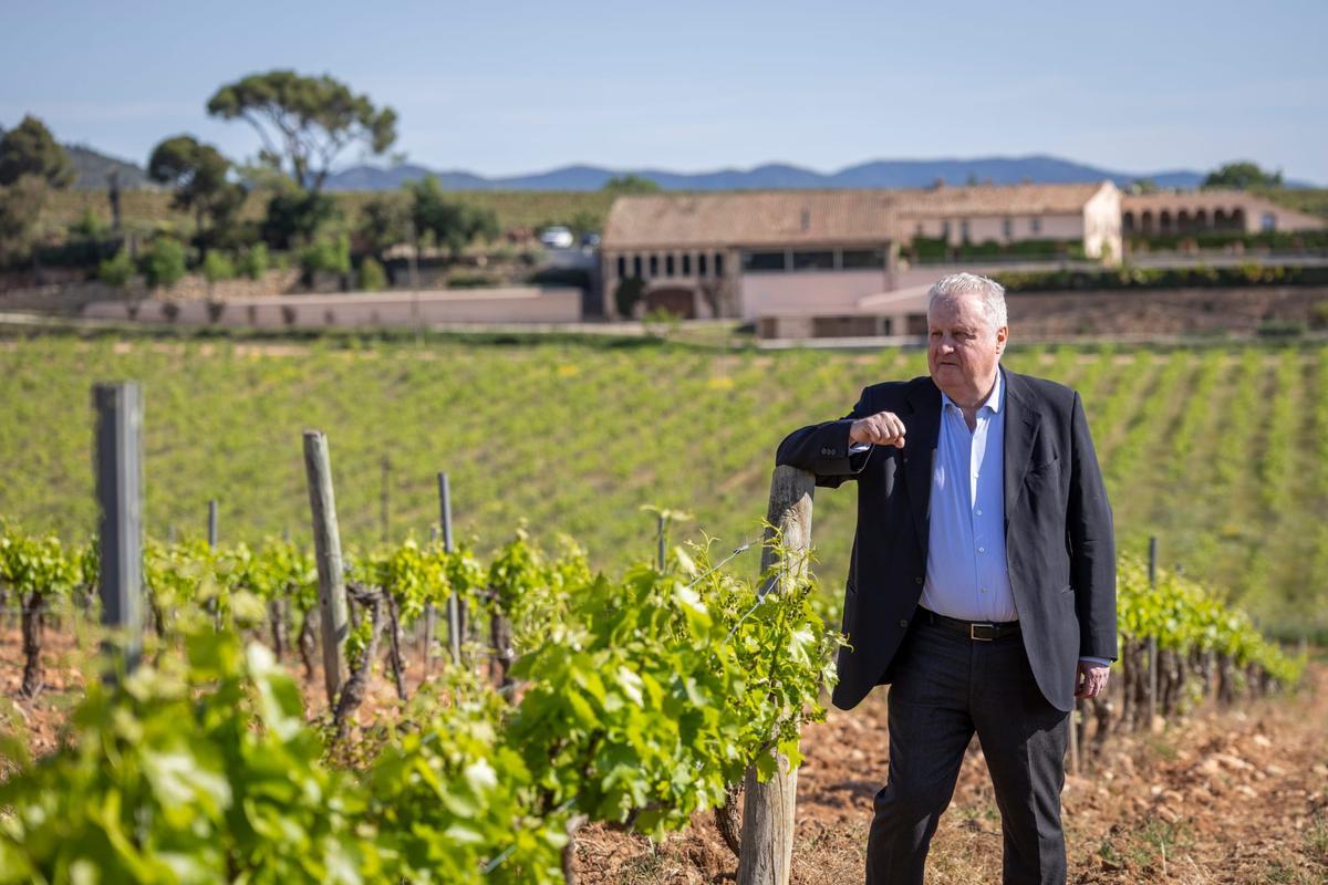 Pere Ferrer en el viñedo de parellada situado frente a la masía de La Freixeneda, en Sant Joan de Mediona (Alt Penedès, Barcelona).