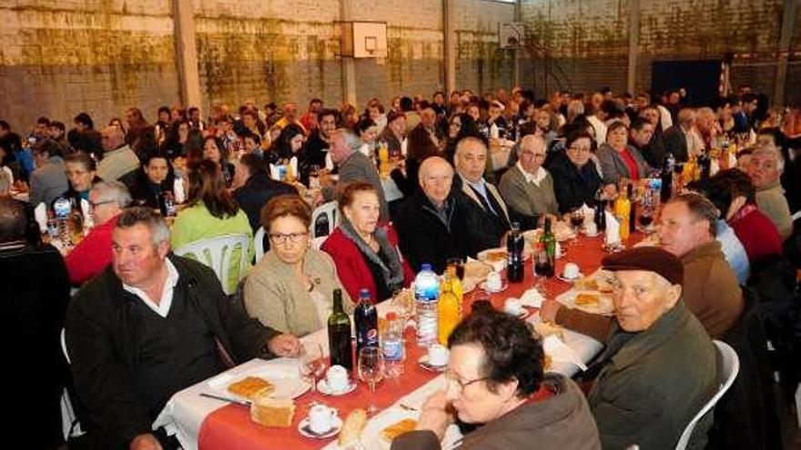 Arriba, los galardonados posan junto al alcalde de Lalín, José Creo. En la imagen de la izquierda, vista de la comida multitudinaria. / Bernabé/Javier Lalín