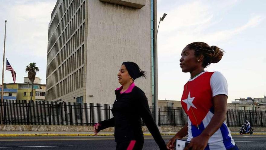 Dos mujeres caminan ante la Embajada de EE UU en La Habana.