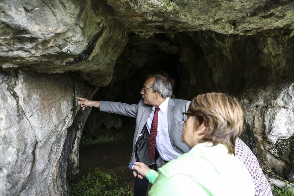 El alcalde de Oviedo, Wenceslao López, visita la cueva de Lluera