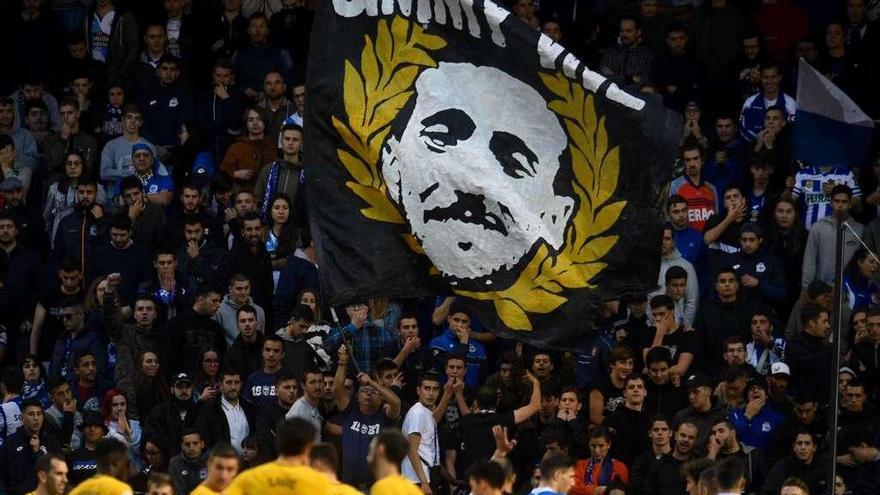 Una bandera con el rostro de Jimmy en la grada de Maratón durante la última visita del Atlético a Riazor.