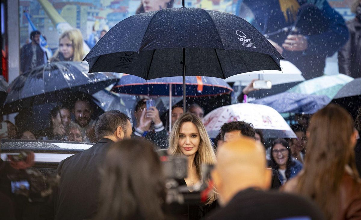 Angelina Jolie: "M’estimo el meu país, però no el reconec" Angelina Jolie: "M’estimo el meu país, però no el reconec"