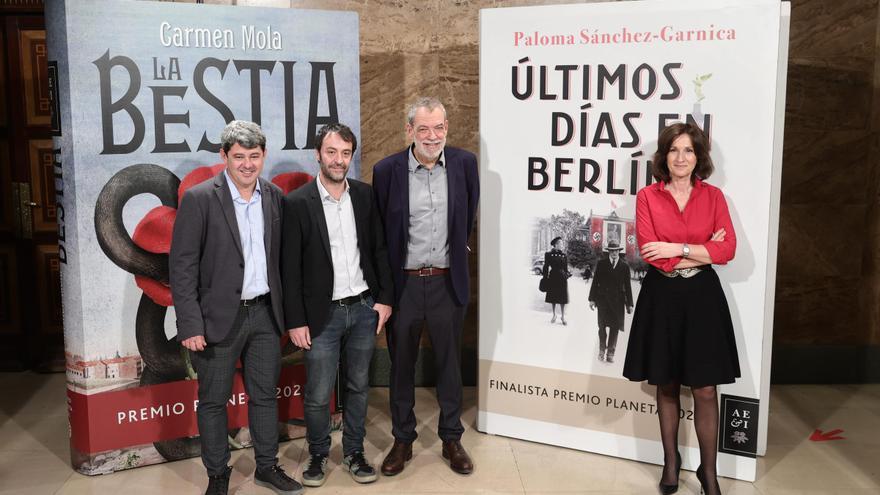 Los escritores Jorge Díaz, Antonio Mercero y Agustín Martínez posan junto a la autora Paloma Sánchez-Garnica Martínez durante la presentación de los ganadores del Premios Planeta en el Instituto Cervantes.