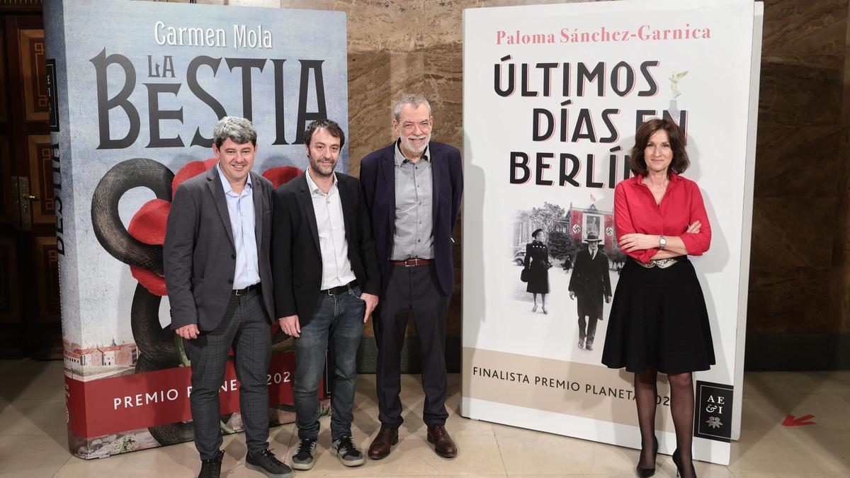 (I-D) Los escritores Jorge Díaz, Antonio Mercero y Agustín Martínez posan junto a la autora Paloma Sánchez-Garnica Martínez durante la presentación de los ganadores del Premios Planeta en el Instituto Cervantes