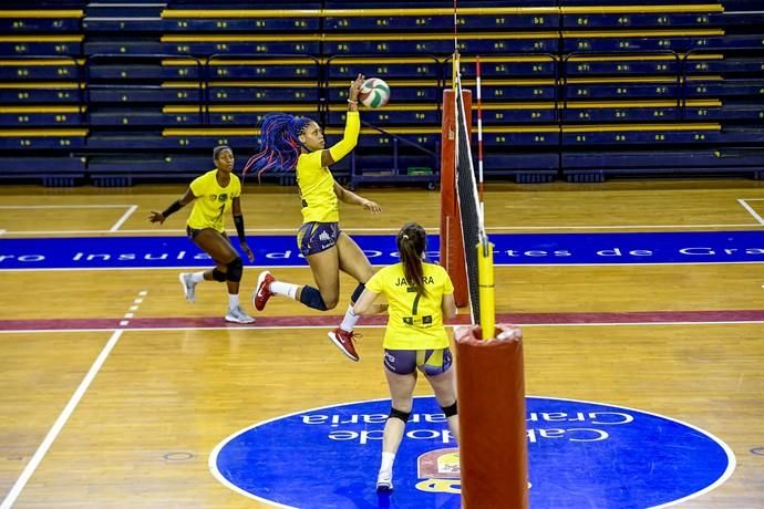 25-02-20 DEPORTES. CENTRO INSULAR DE LOS DEPORTES. LAS PALMAS DE GRAN CANARIA. Entrenamiento y foto de grupo del equipo femenino de volleyball IBSA 7 Palmas.    Fotos: Juan Castro.  | 25/02/2020 | Fotógrafo: Juan Carlos Castro