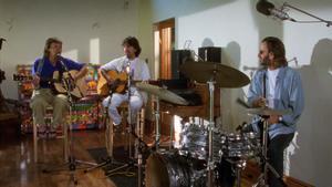 Paul McCartney, George Harrison y Ringo Starr, tocando juntos en 1994 en Friar Park, en una de las escenas que aparecen en el capítulo 9 de Anthology.