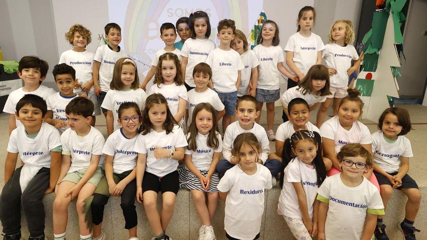 Los niños participantes, con las camisetas donde se describe la función de cada uno en la ópera.