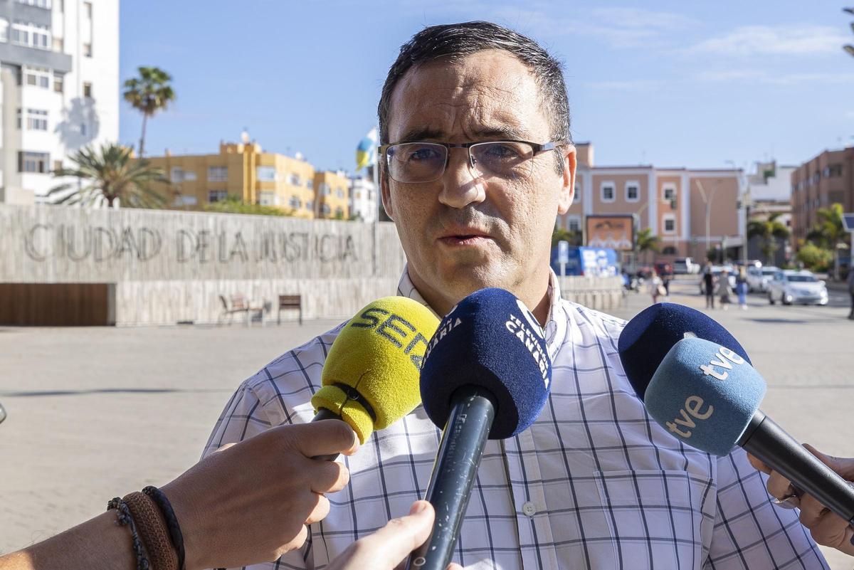 Uno de los testigos citados, a su llegada a los juzgados de la Ciudad de la Justicia de Las Palmas de Gran Canaria, durante la mañana de este lunes.