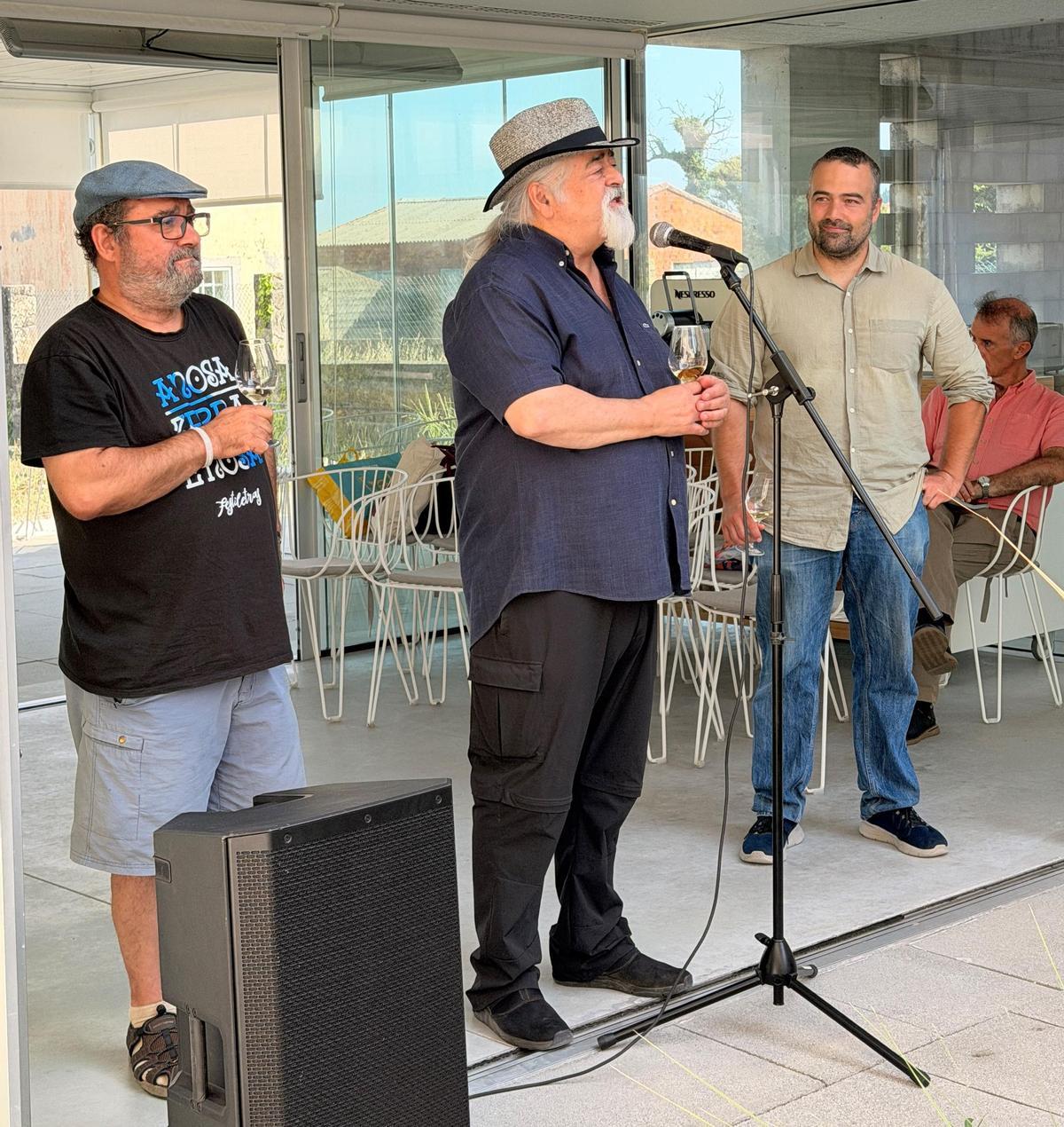 Pepe Formoso, esquerda, Luís e Alejandro Paadín en Fisterra.