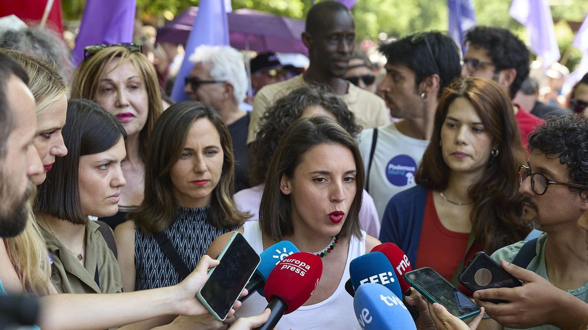 La eurodiputada de Podemos, Irene Montero, ofrece declaraciones a los medios durante una manifestación contra el rearme y la militarización desde Atocha a Sol, a 7 de junio de 2025, en Madrid (España).
