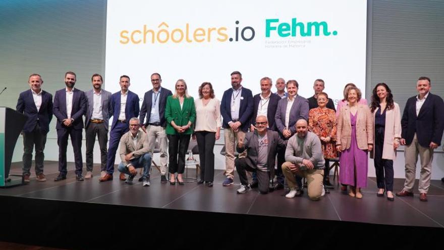 María Frontera y la presiednta Armengol con los ponentes de la jornada de FEHM y Schòolers.