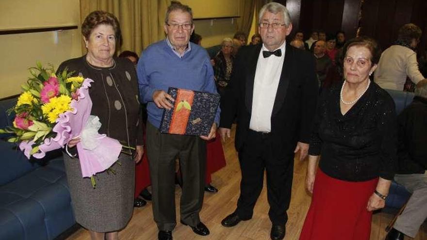 García, de azul, recibió ayer un homenaje en O Carme. // Santos Álvarez