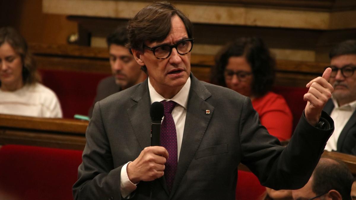 El president de la Generalitat, Salvador Illa, en el pleno del Parlament