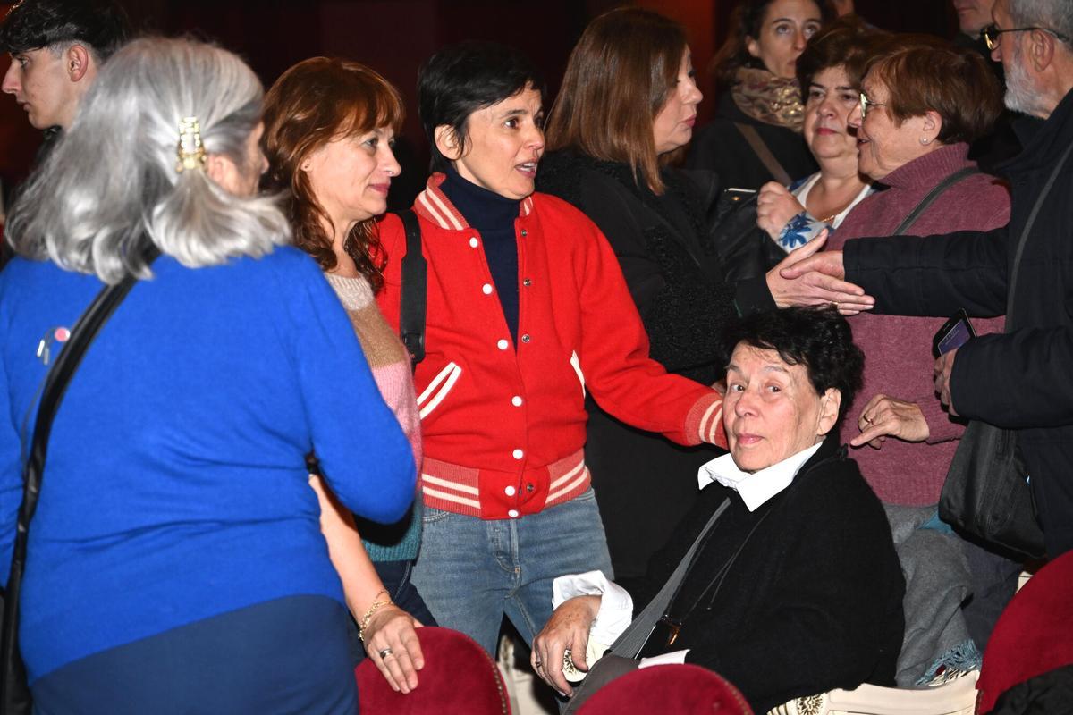 Elena Anaya y Francina Armengol durante la capilla ardiente de Marisa Paredes en el Teatro Español, a 18 de diciembre de 2024, en Madrid (España). La actriz Marisa Paredes falleció este pasado martes a los 78 años.