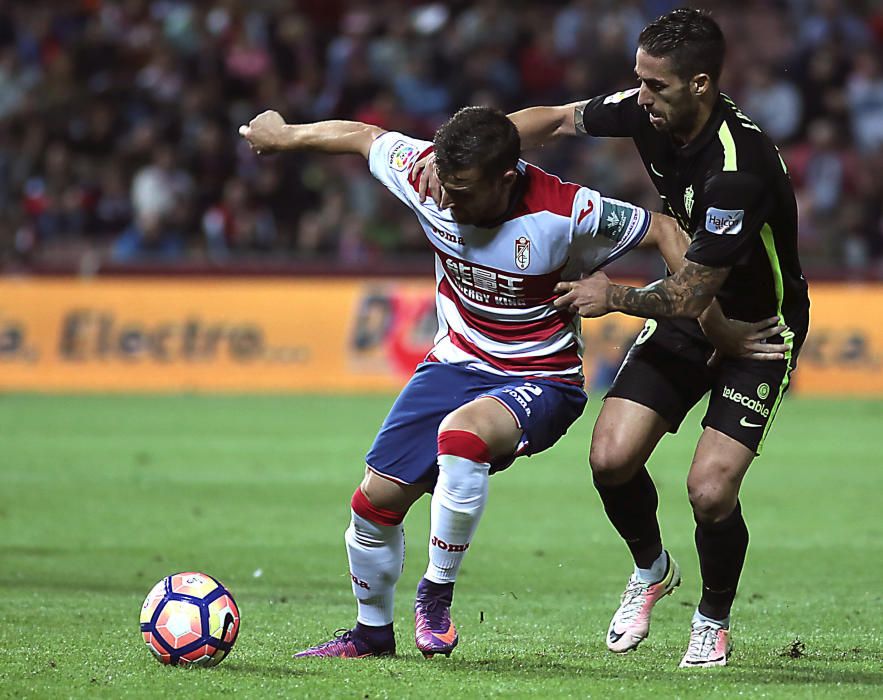 El partido entre el Granada y el Sporting, en imágenes