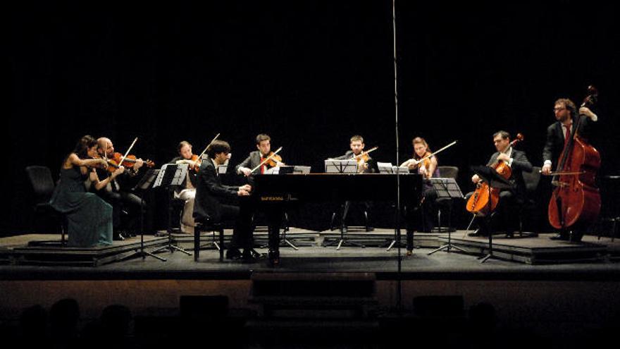 Iván Martín, al piano, anoche junto a la Galdós Ensemble, en el Teatro Guiniguada en la capital grancanaria.