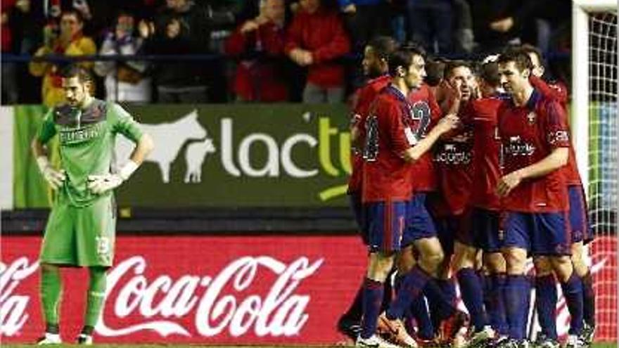 Kiko Casilla davant la celebració del gol d&#039;Álvaro Cejudo amb els seus companys.