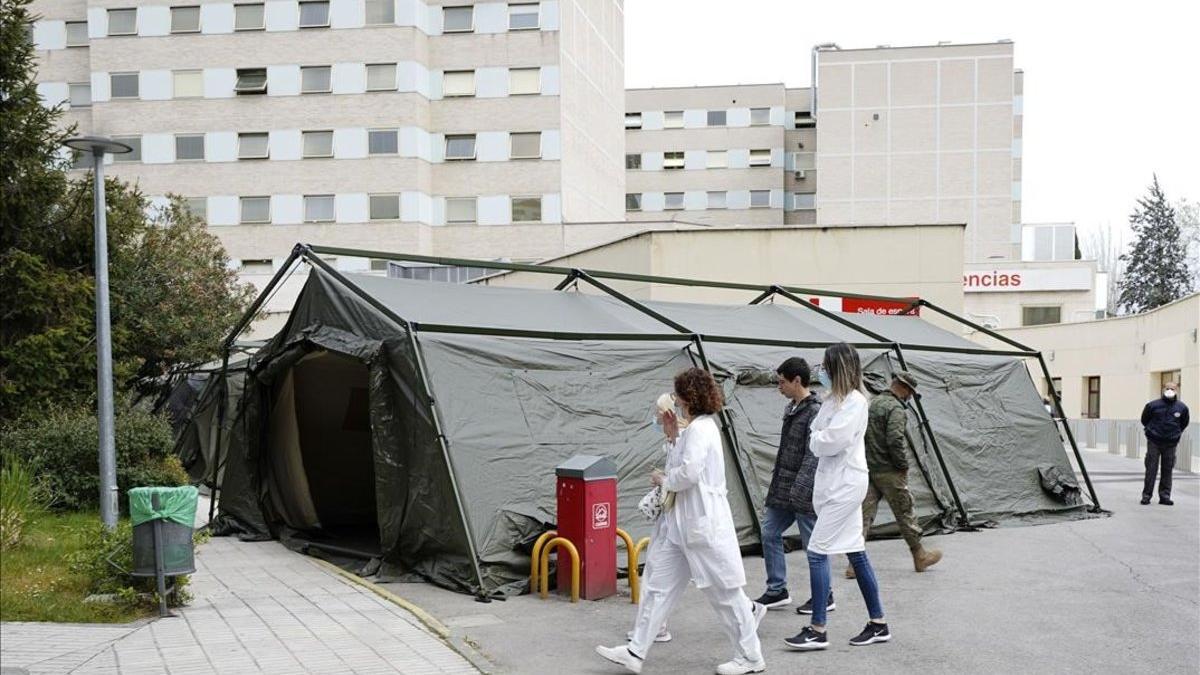 coronavirus. Preparación de un hospital de campaña junto al Hospital Gregorio Marañón de Madrid