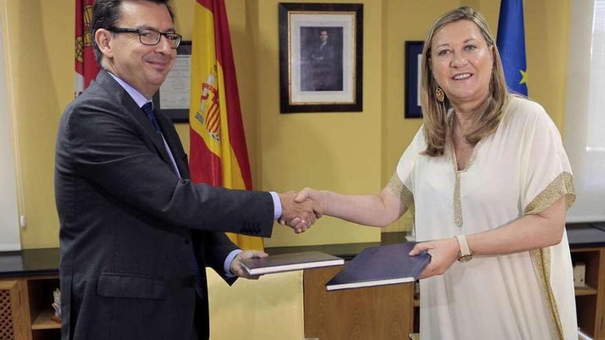 La consejera de Economía, Pilar del Olmo, junto al vicepresidente del BEI, Román Escolano. l Foto Efe