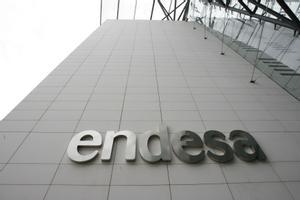 Endesa obtuvo un beneficio neto de 1.651 millones de euros en los primeros nueve meses del año, un 13,2 % más que en el mismo periodo de 2021, gracias a la plusvalía generada por la venta del 51 % de su negocio de movilidad eléctrica a su matriz italiana, Enel. EFE/JUAN CARLOS HIDALGO