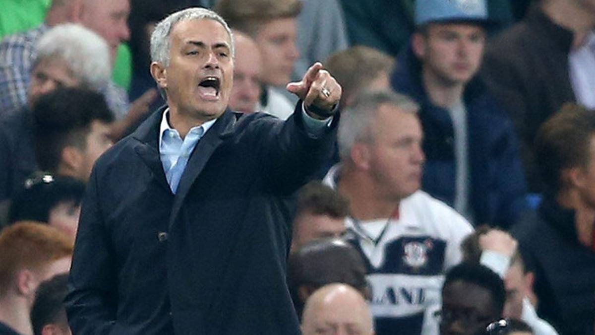 José Mourinho da instrucciones a los jugadores del Chelsea durante el partido contra el Southampton, en Stamford Bridge