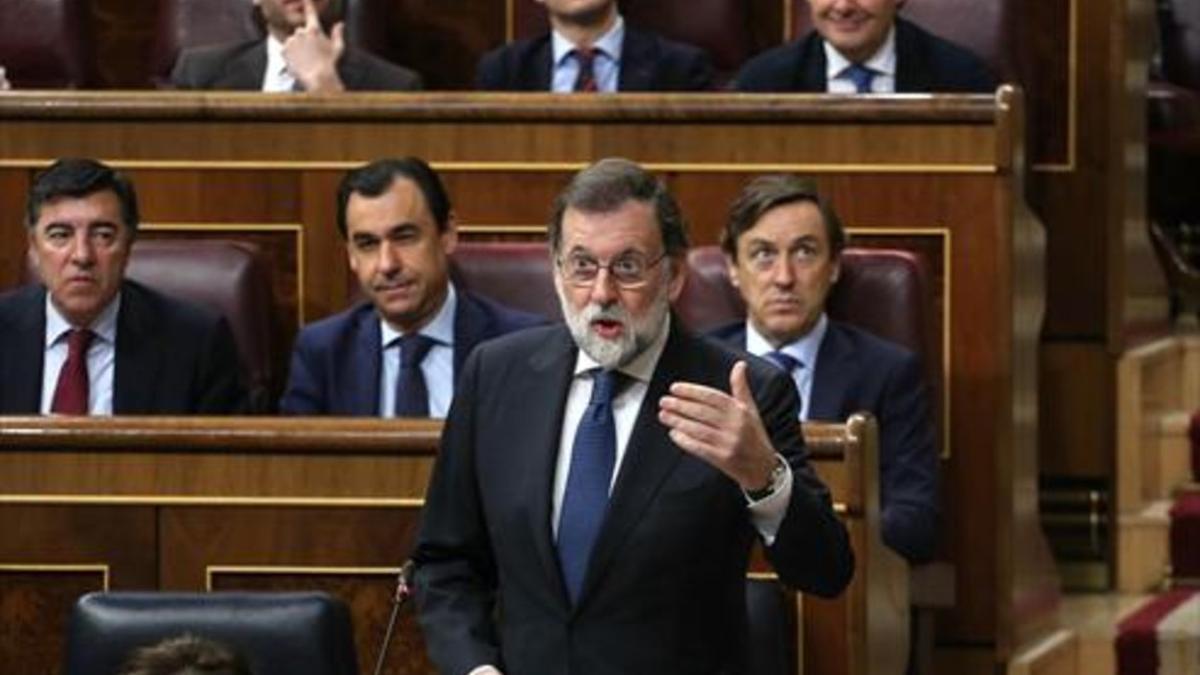 Mariano Rajoy responde en la sesión de control del Congreso, ayer.
