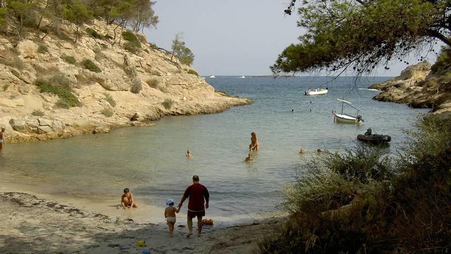 La niña se cortó con el cristal roto en la playa de Cala Falcó, en Calvià.