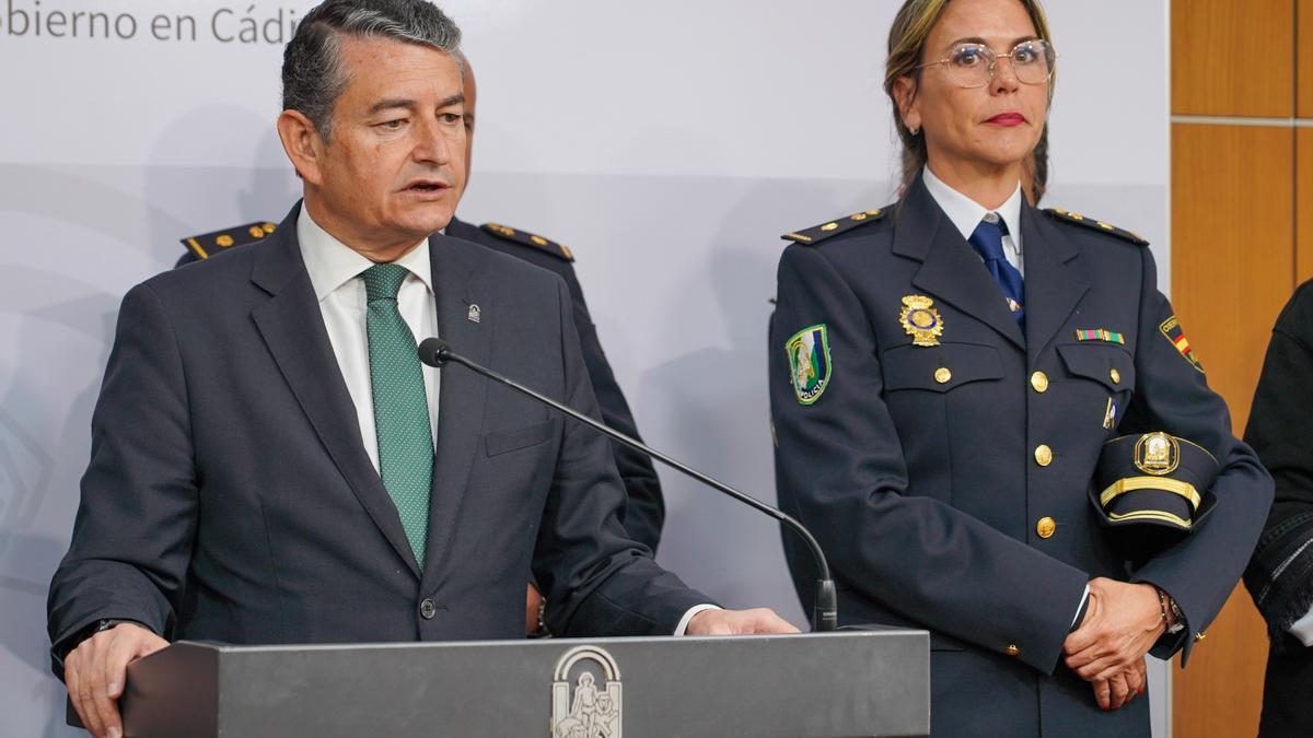 El consejero de la Presidencia, Antonio Sanz, con agentes de la policía autonómica andaluza.