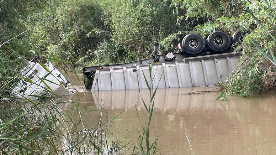 Mor el conductor d'un camió en precipitar-se amb el seu vehicle al riu a Sant Joan de Vilatorrada