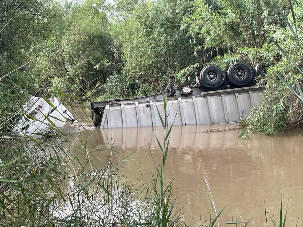 Mor el conductor d'un camió en precipitar-se amb el seu vehicle al riu a Sant Joan de Vilatorrada